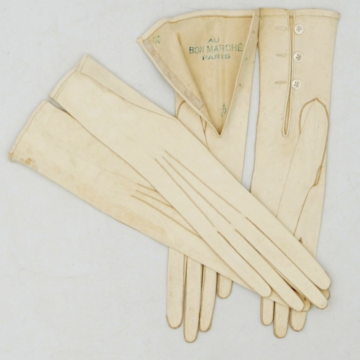 « Au bon marché Paris », deux paires de gants en chevreau, fin XIXe siècle à 1900.-photo-2