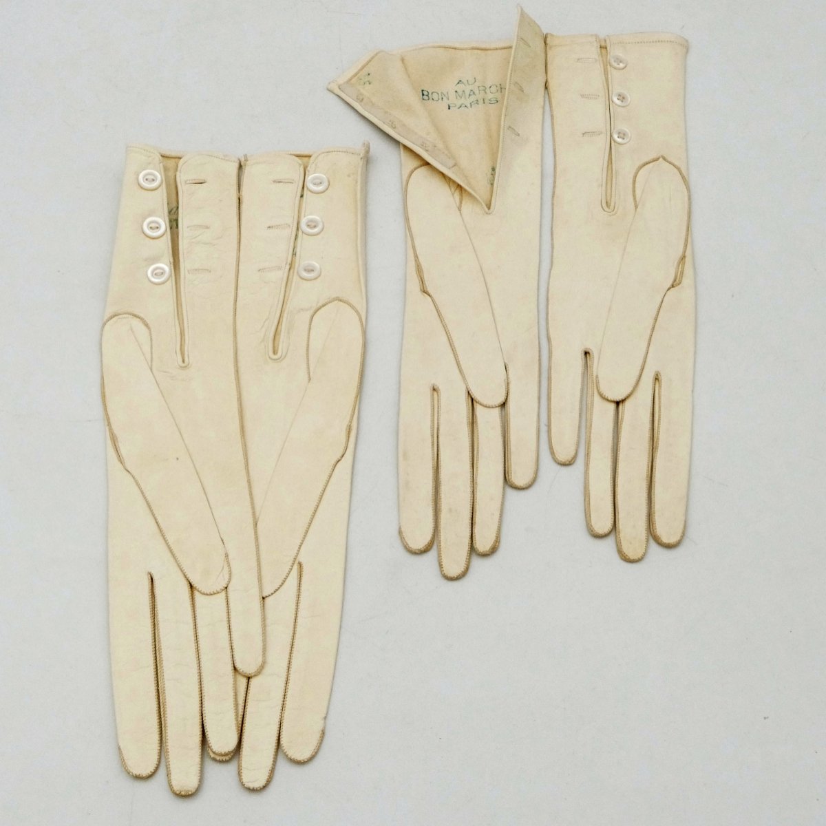 « Au bon marché Paris », deux paires de gants en chevreau, fin XIXe siècle à 1900.-photo-4