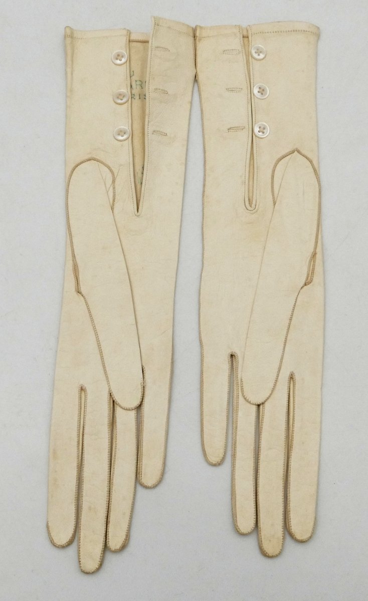 « Au bon marché Paris », deux paires de gants en chevreau, fin XIXe siècle à 1900.-photo-1