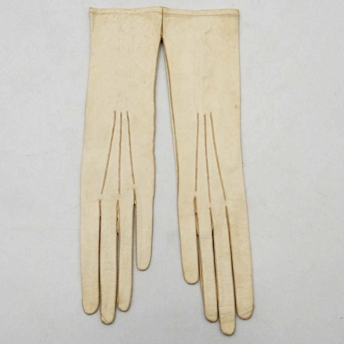 « Au bon marché Paris », deux paires de gants en chevreau, fin XIXe siècle à 1900.-photo-2