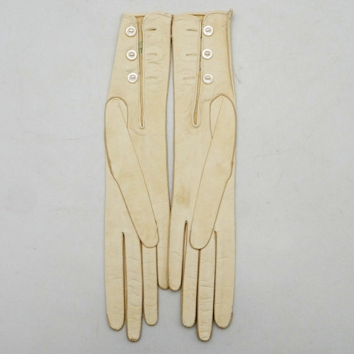 « Au bon marché Paris », deux paires de gants en chevreau, fin XIXe siècle à 1900.-photo-3