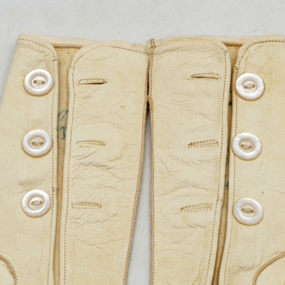 « Au bon marché Paris », deux paires de gants en chevreau, fin XIXe siècle à 1900.-photo-6