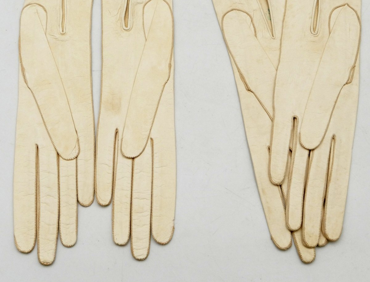 « Au bon marché Paris », deux paires de gants en chevreau, fin XIXe siècle à 1900.-photo-7