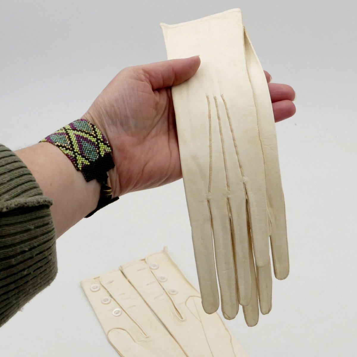 « Au bon marché Paris », deux paires de gants en chevreau, fin XIXe siècle à 1900.-photo-8