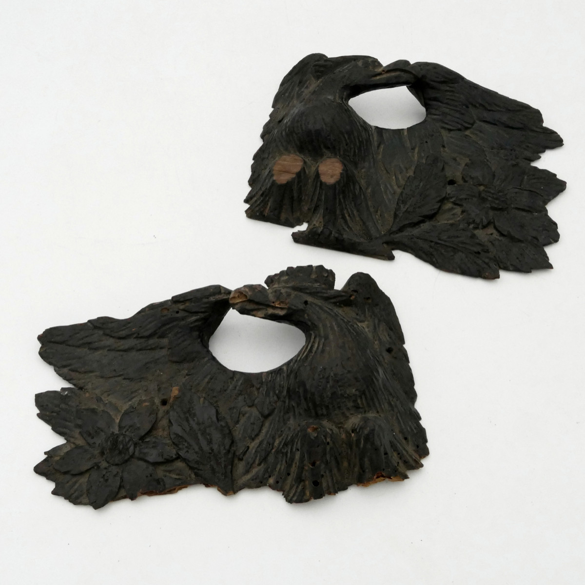 Autriche, éléments de boiserie, couple d'aigles, bois sculpté et peint XIXe siècle.