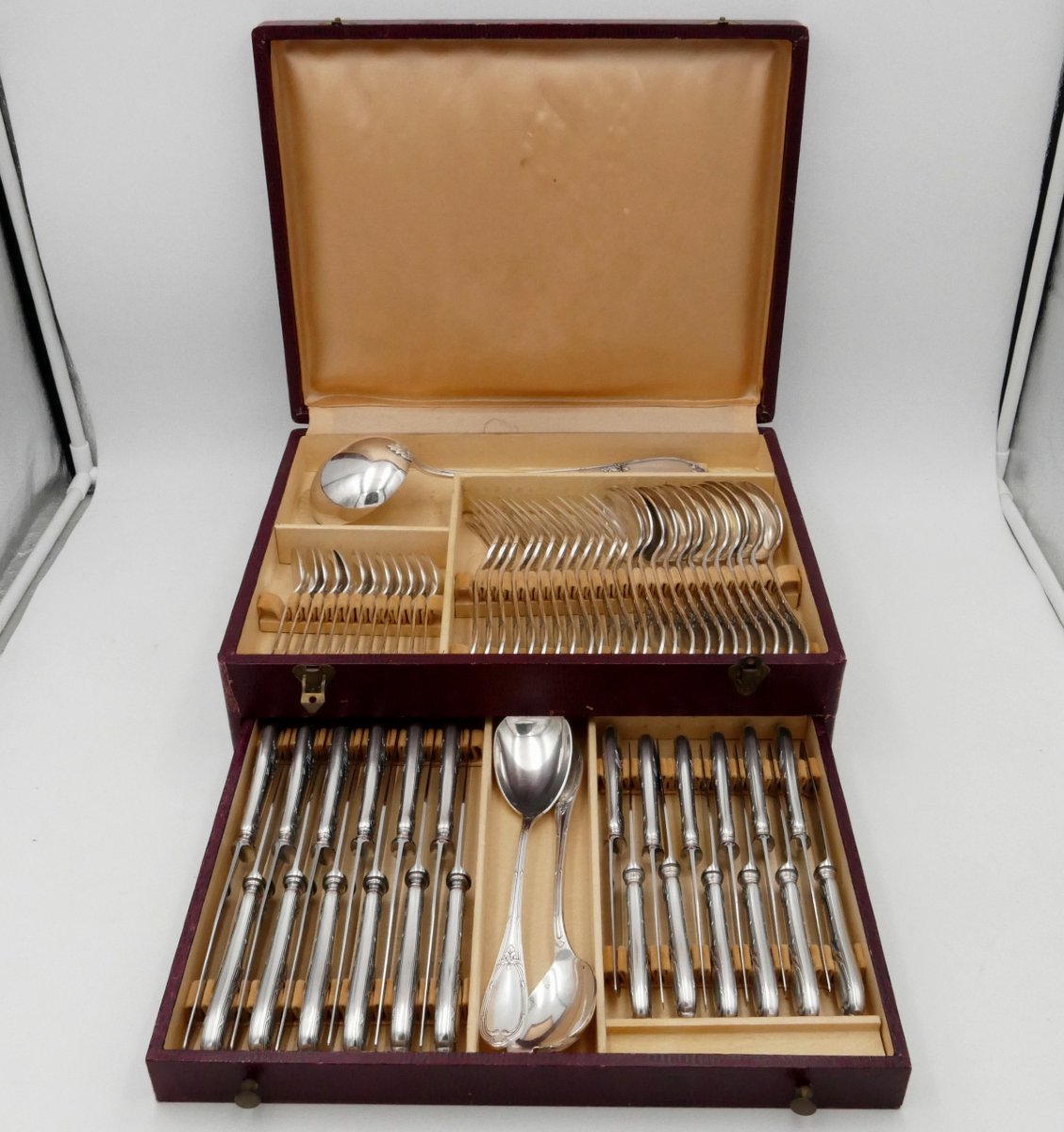 140-piece Louis XVI Style Flatware Set, Ribbons, Case, Silver-plated Metal, 20th Century.-photo-2