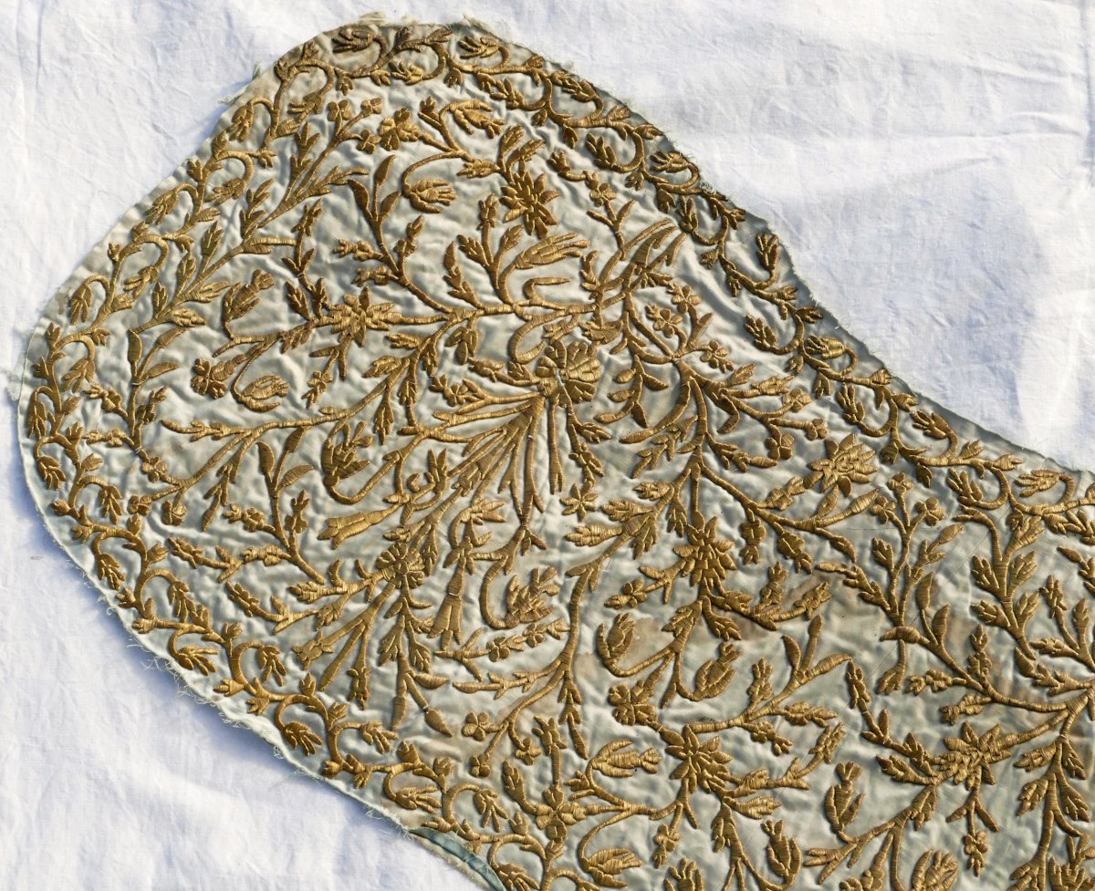Époque Louis XIV, important morceau de tissus brodé à l'or sur soie, fin XVIIe / début XVIIIe.-photo-3