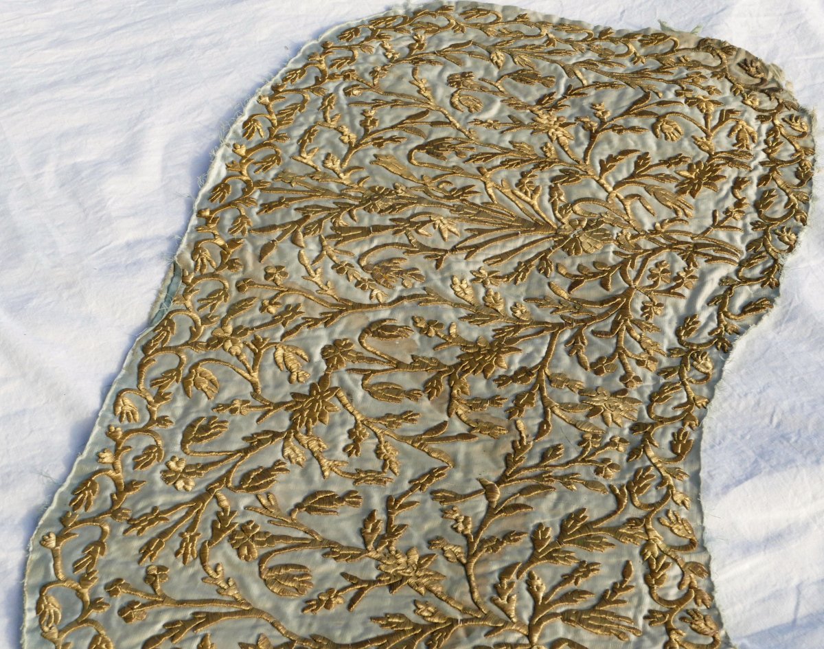 Époque Louis XIV, important morceau de tissus brodé à l'or sur soie, fin XVIIe / début XVIIIe.-photo-2