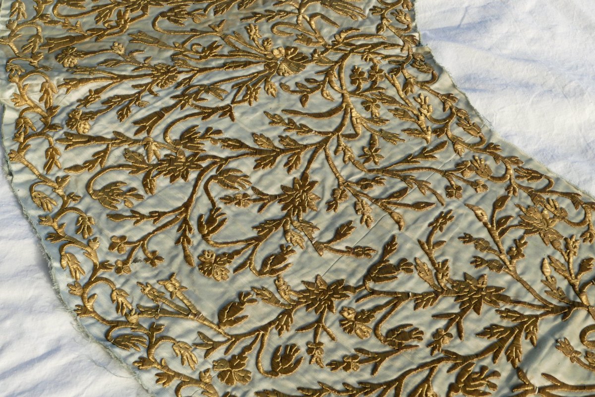 Époque Louis XIV, important morceau de tissus brodé à l'or sur soie, fin XVIIe / début XVIIIe.-photo-3
