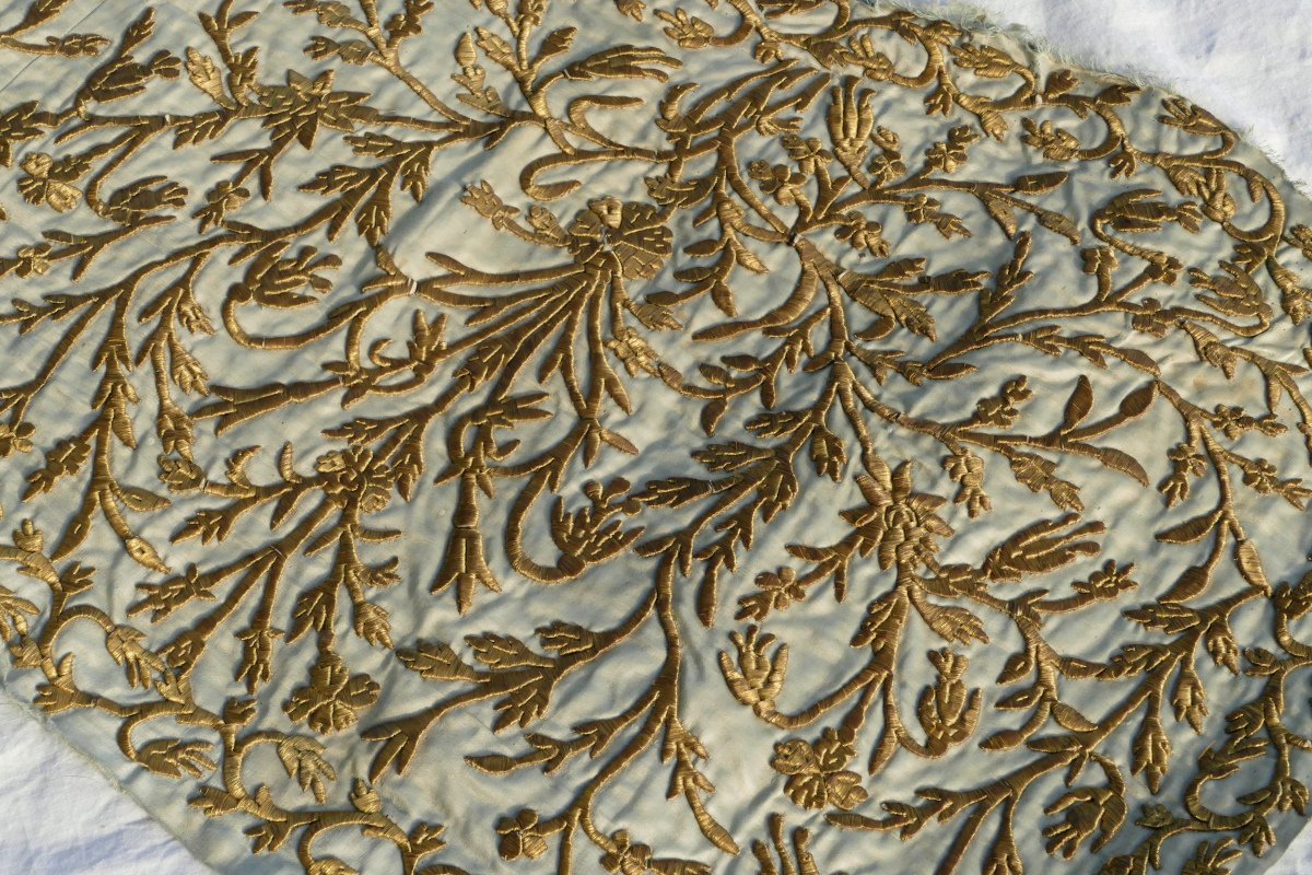 Époque Louis XIV, important morceau de tissus brodé à l'or sur soie, fin XVIIe / début XVIIIe.-photo-4