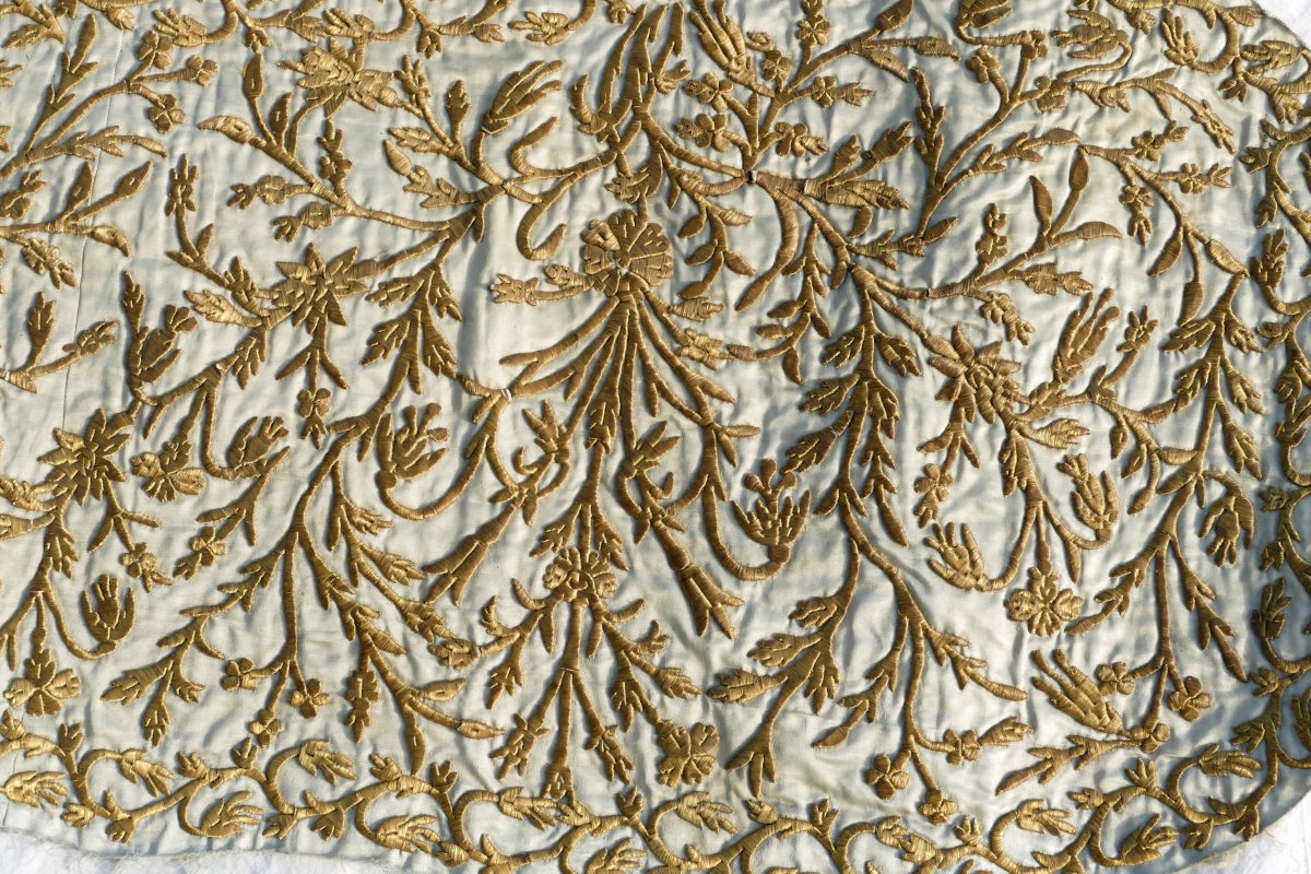 Époque Louis XIV, important morceau de tissus brodé à l'or sur soie, fin XVIIe / début XVIIIe.-photo-5