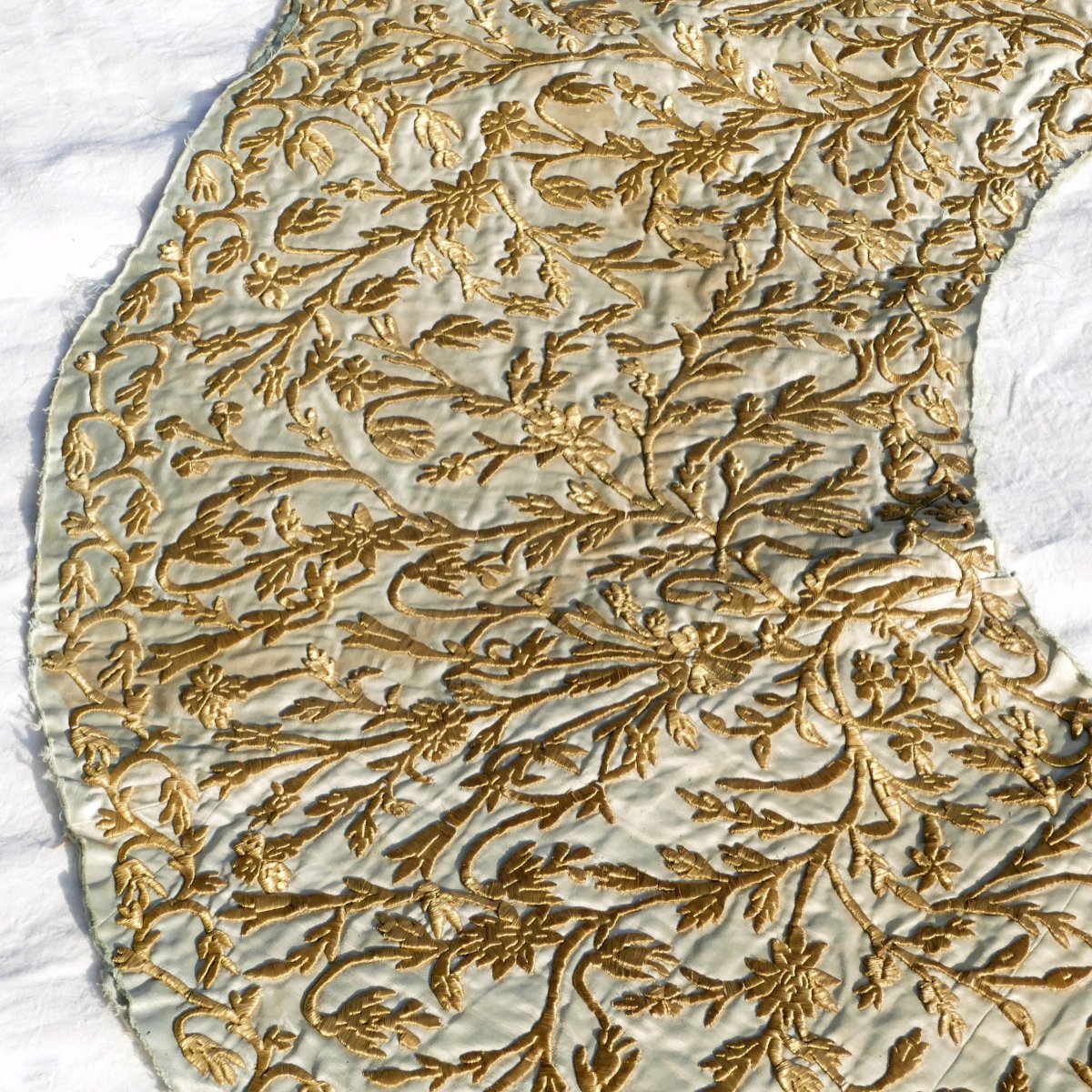 Époque Louis XIV, important morceau de tissus brodé à l'or sur soie, fin XVIIe / début XVIIIe.-photo-8