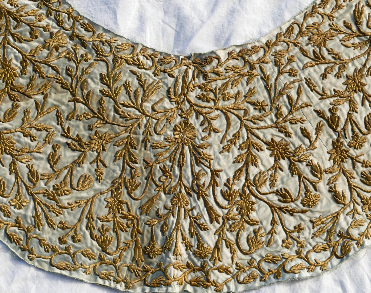 Époque Louis XIV, important morceau de tissus brodé à l'or sur soie, fin XVIIe / début XVIIIe.