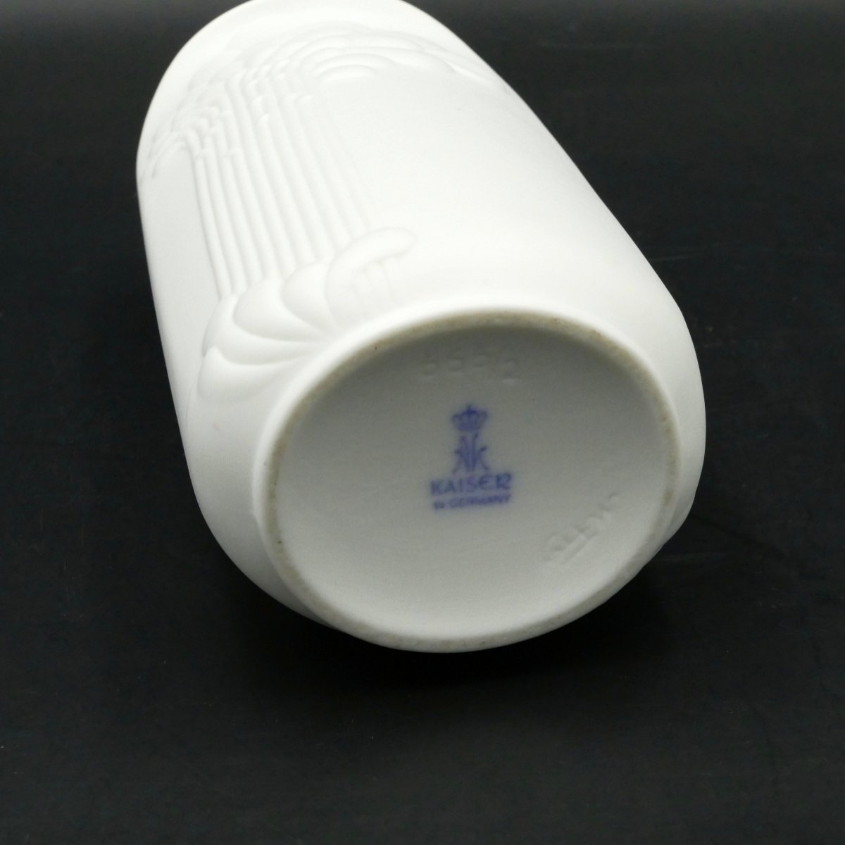 Allemagne, Ak Kaiser, vase en biscuit blanc mat, « Gouttelettes », 1960 à 1970.-photo-1