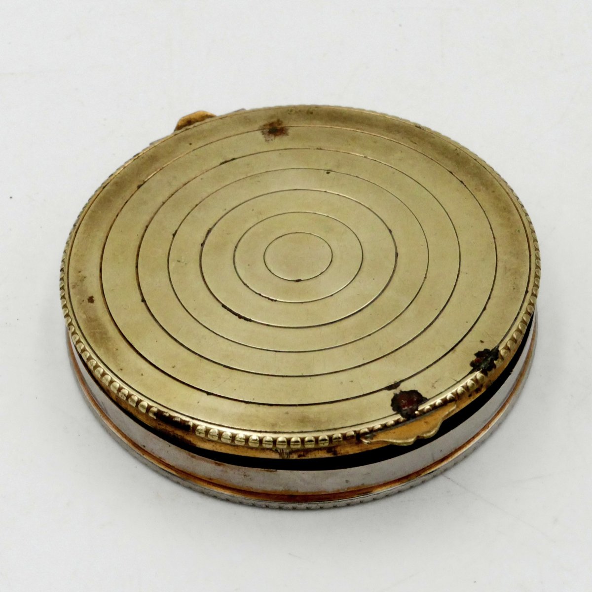 Poudrier « Bal Musette », émail et nacre, 1950.-photo-2