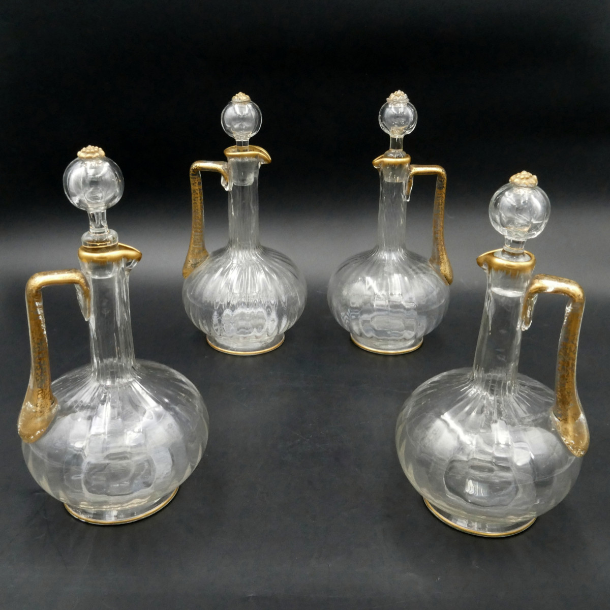 4 carafes en verre soufflé à côtes vénitiennes, rehauts or, Fin XIXe, Legras (?).
