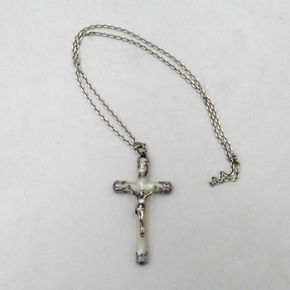 Chaîne et pendentif croix XIXe en argent massif et nacre. -photo-1