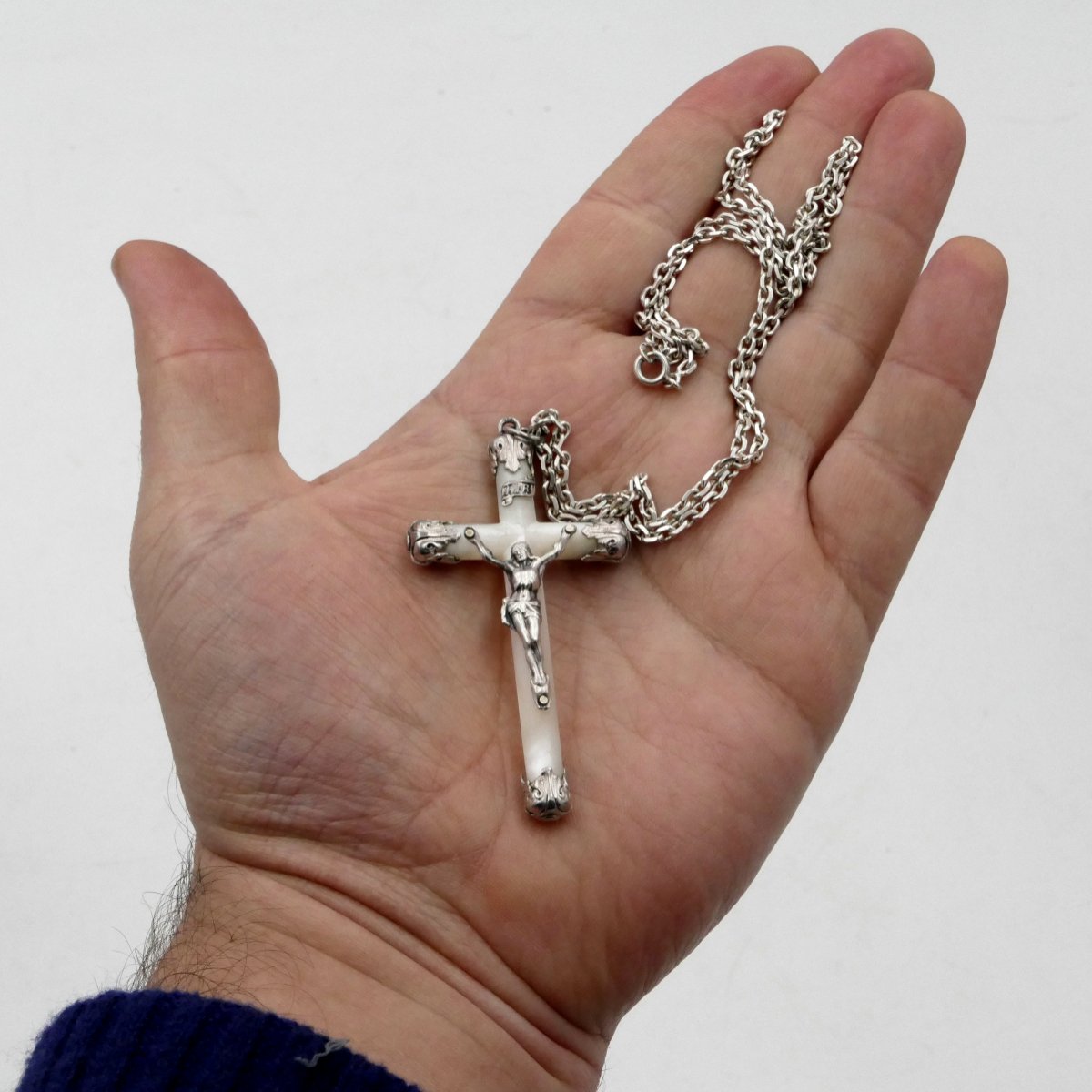 Chaîne et pendentif croix XIXe en argent massif et nacre. -photo-2