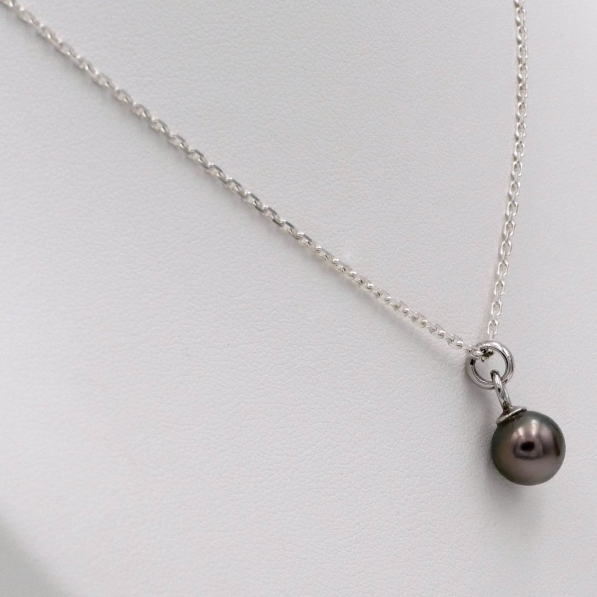 Perle noire de Tahiti sur chaîne en argent, milieu XXe siècle. -photo-3