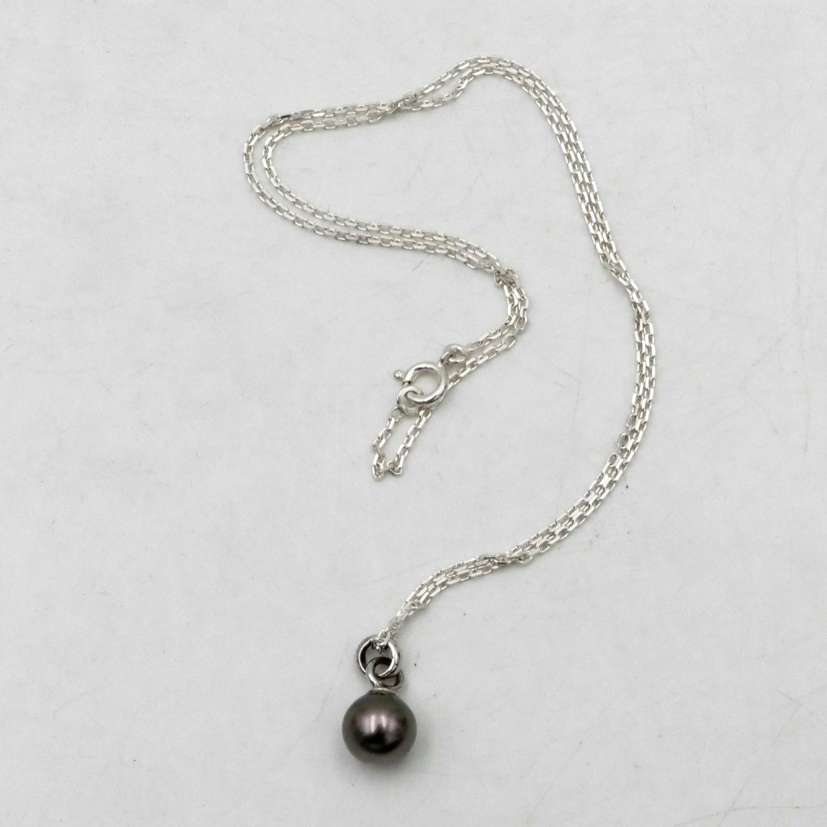 Perle noire de Tahiti sur chaîne en argent, milieu XXe siècle. -photo-4