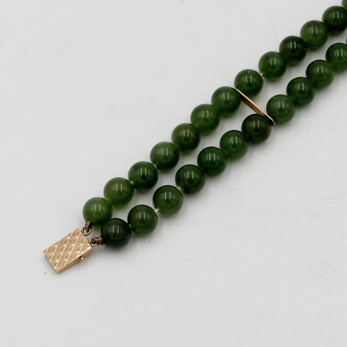 Bracelet or massif et deux rangs de perles de jade vert, milieu XXe siècle.-photo-2
