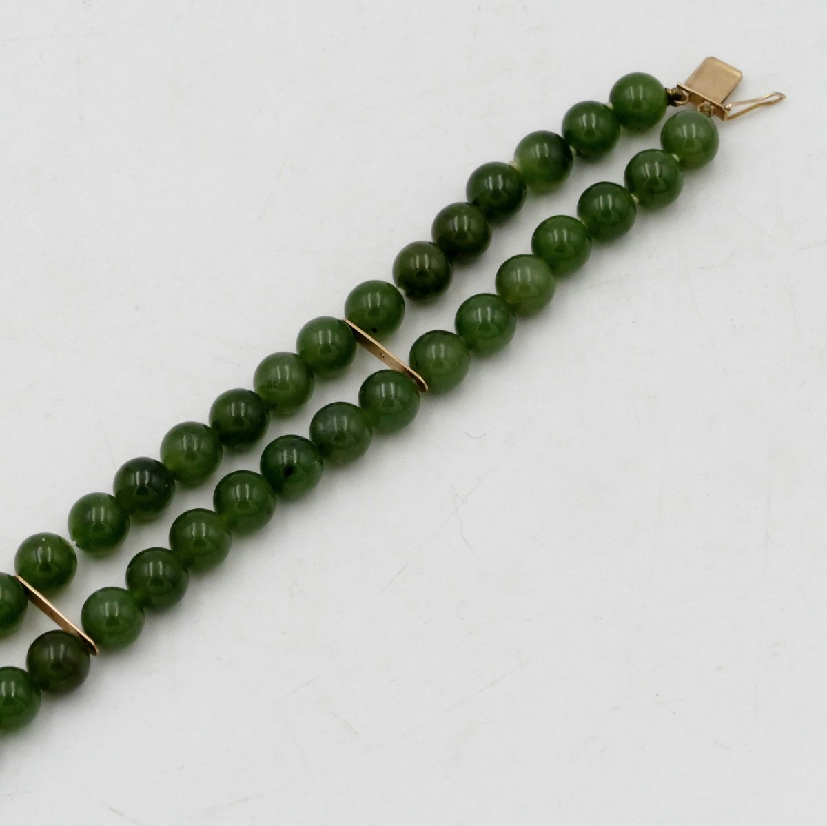 Bracelet or massif et deux rangs de perles de jade vert, milieu XXe siècle.-photo-3