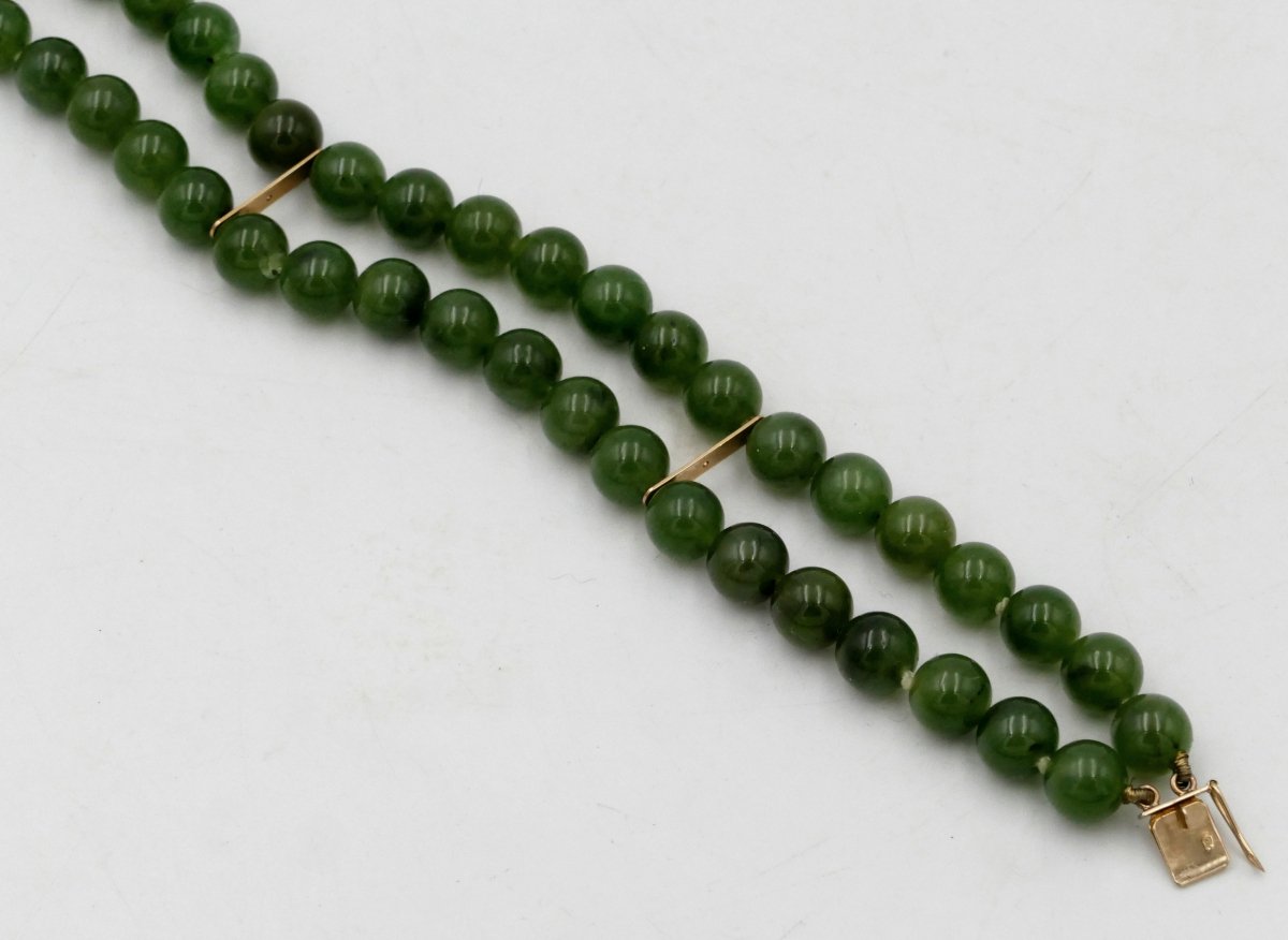 Bracelet or massif et deux rangs de perles de jade vert, milieu XXe siècle.-photo-2