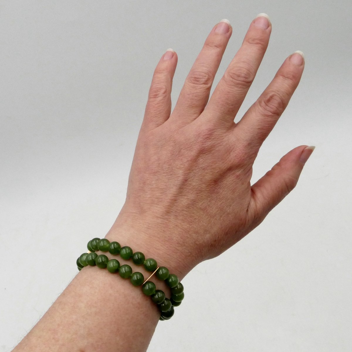 Bracelet or massif et deux rangs de perles de jade vert, milieu XXe siècle.-photo-4