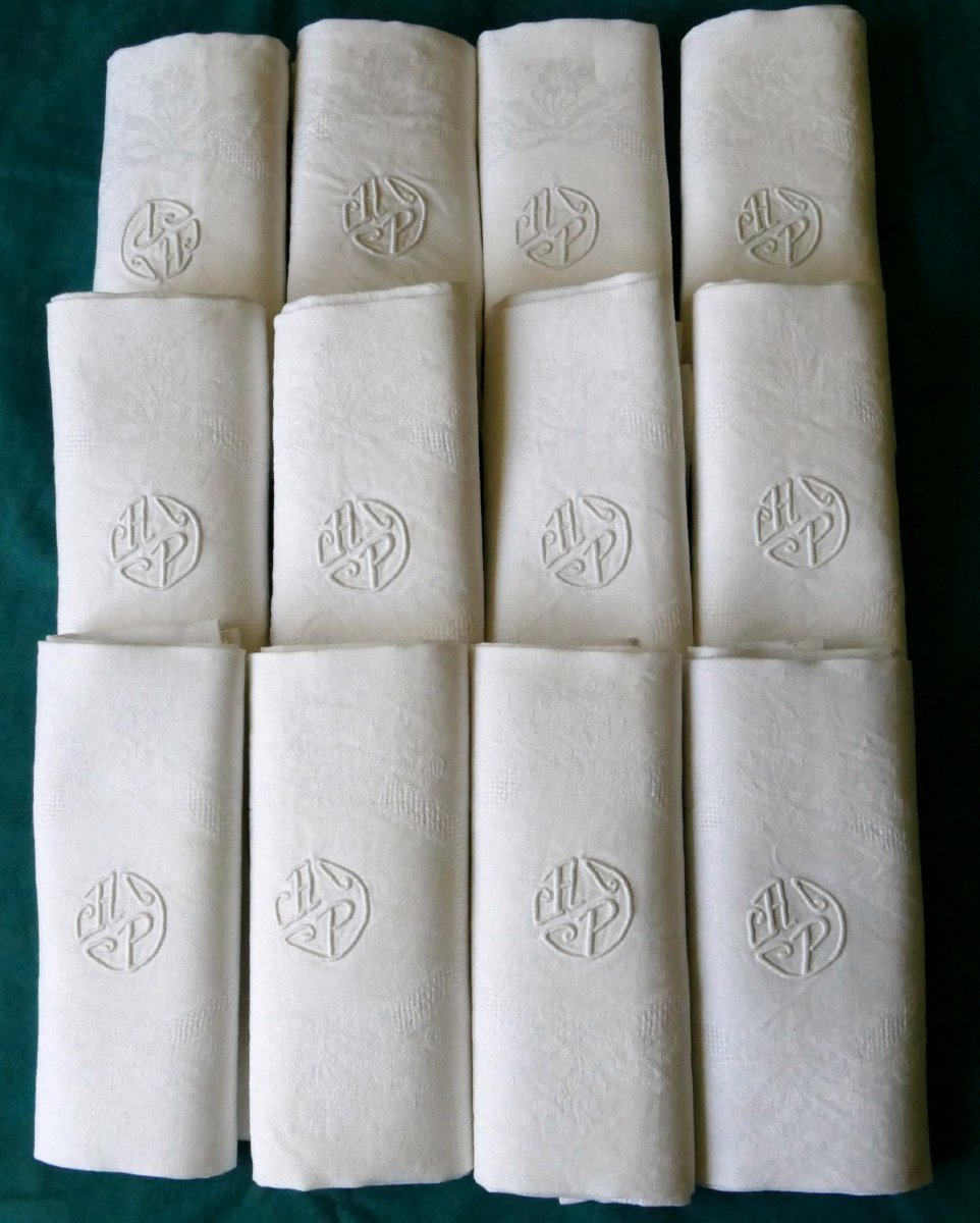 Douze grandes serviettes damassées Art Déco, monogramme « A P ». -photo-2
