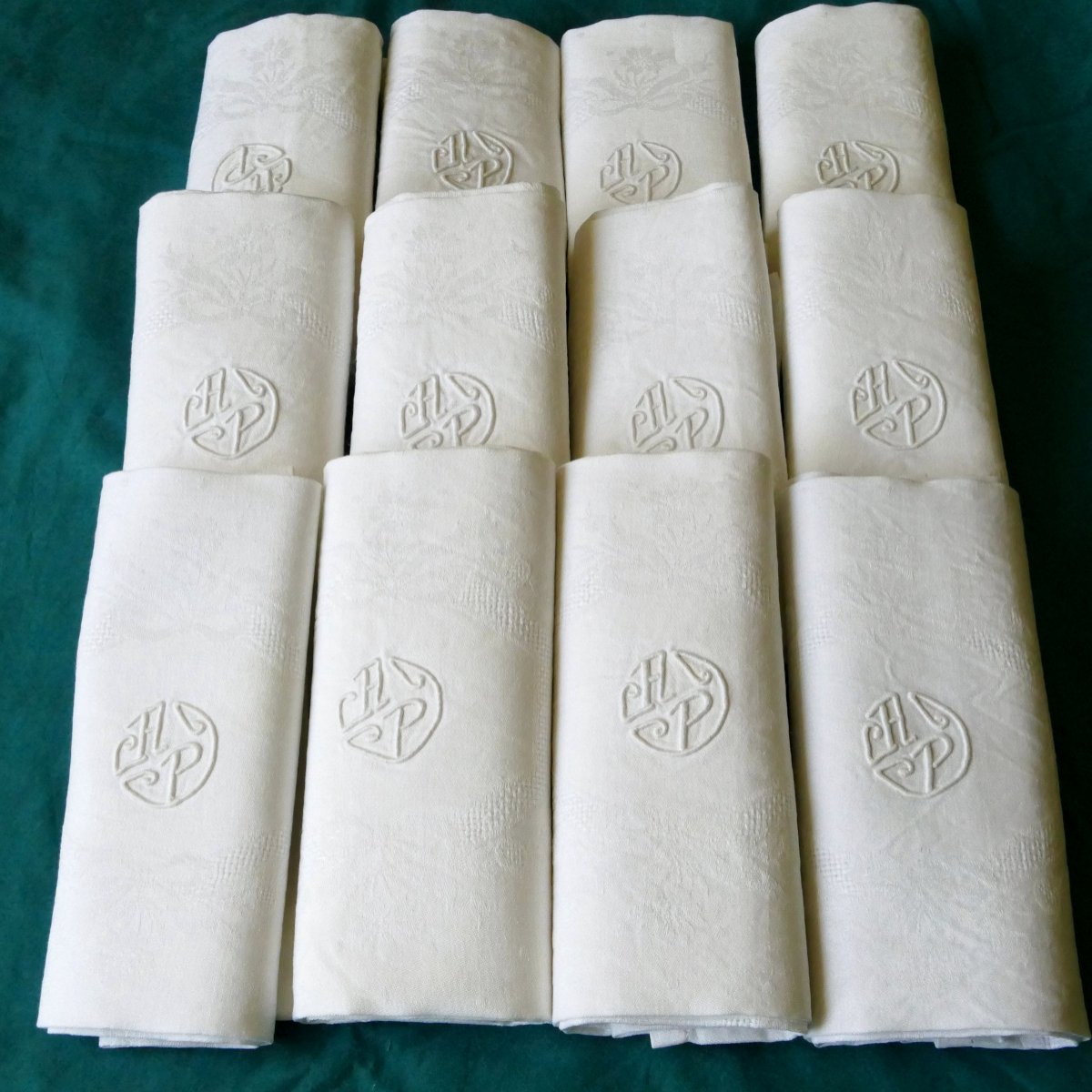 Douze grandes serviettes damassées Art Déco, monogramme « A P ». -photo-3