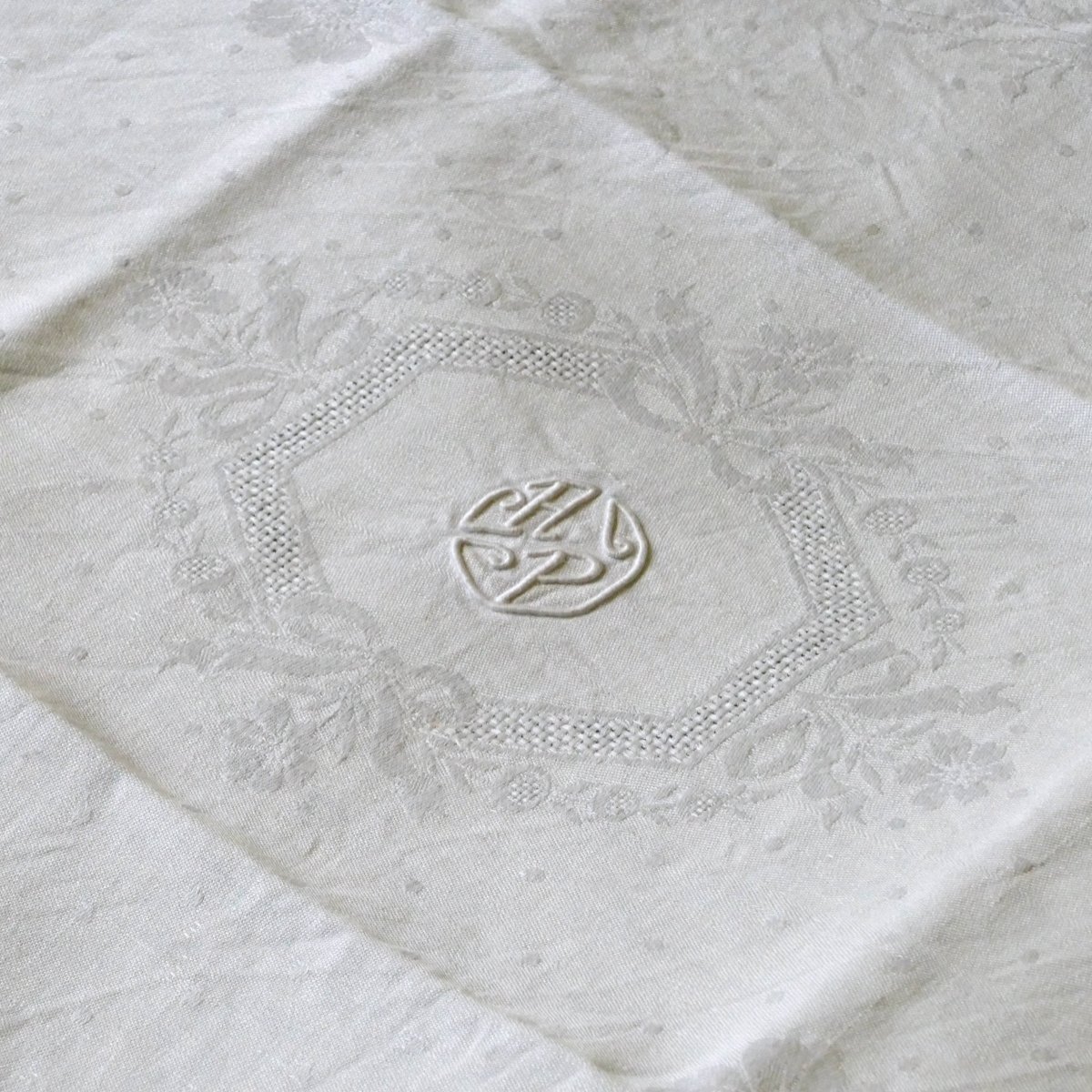 Douze grandes serviettes damassées Art Déco, monogramme « A P ». -photo-1