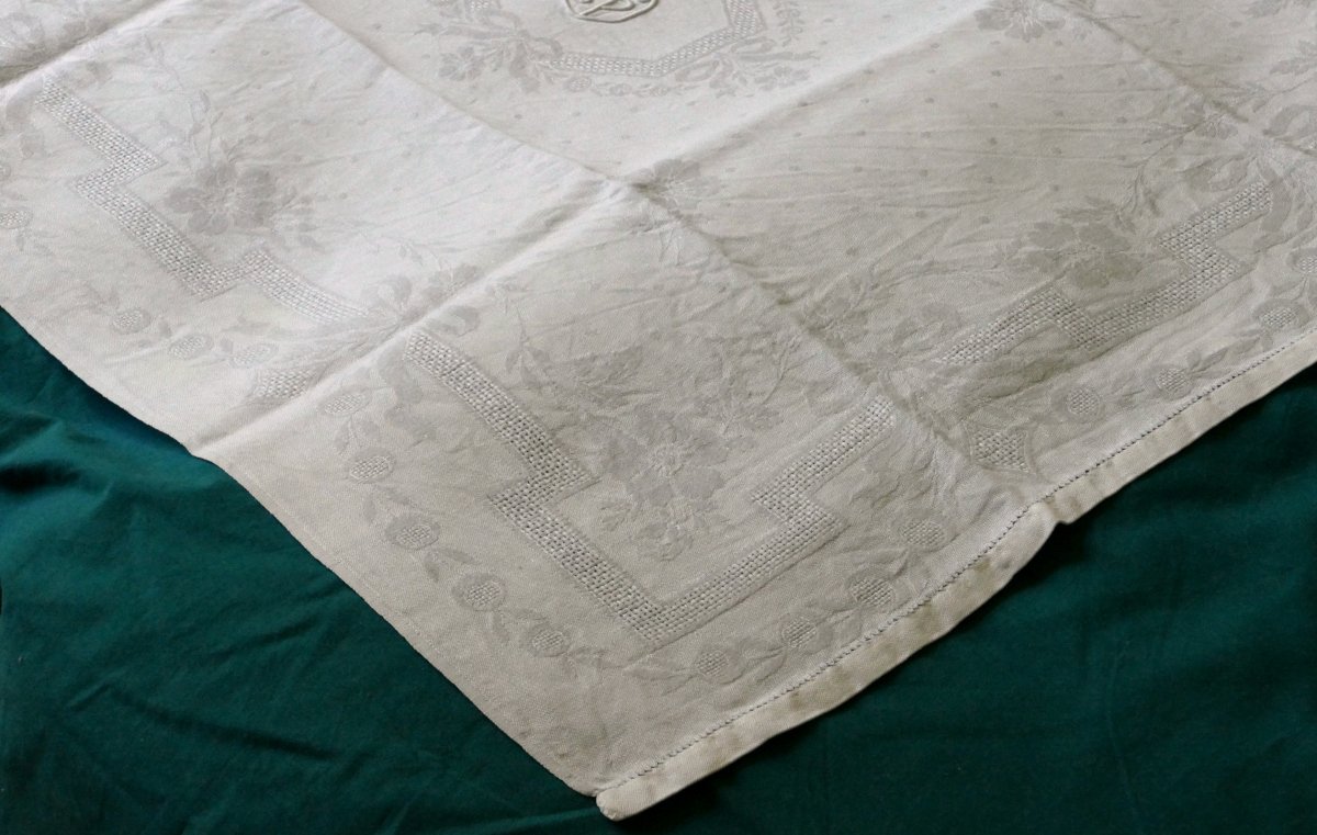 Douze grandes serviettes damassées Art Déco, monogramme « A P ». -photo-3