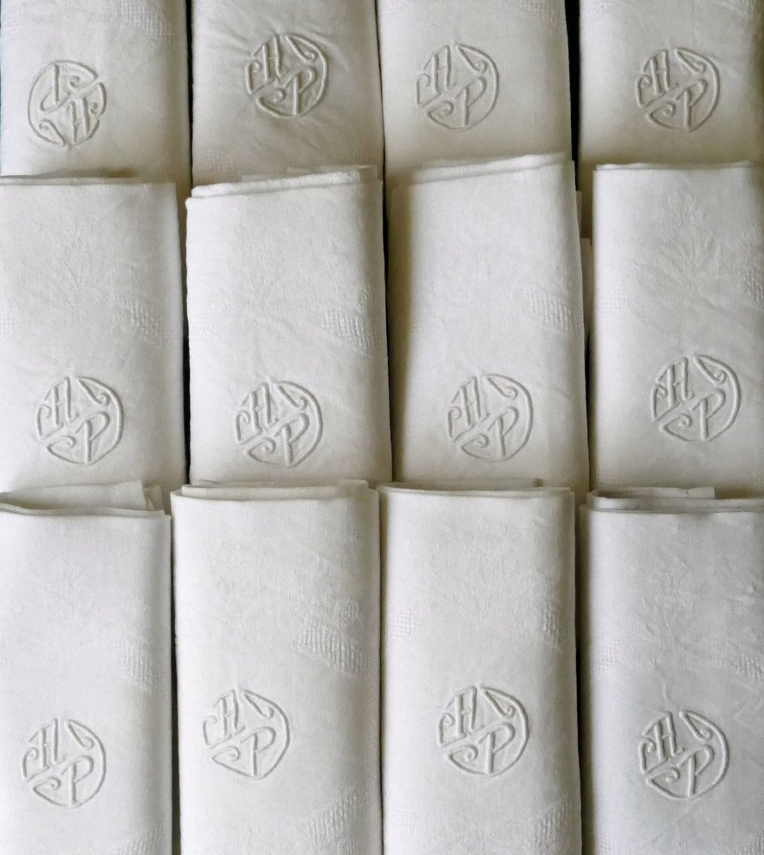 Douze grandes serviettes damassées Art Déco, monogramme « A P ». 