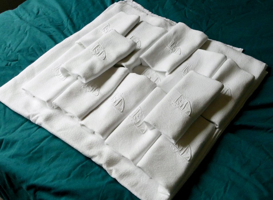 Nappe et ses douze serviettes « L D » décor damassé et ajouré, Art Nouveau. -photo-3