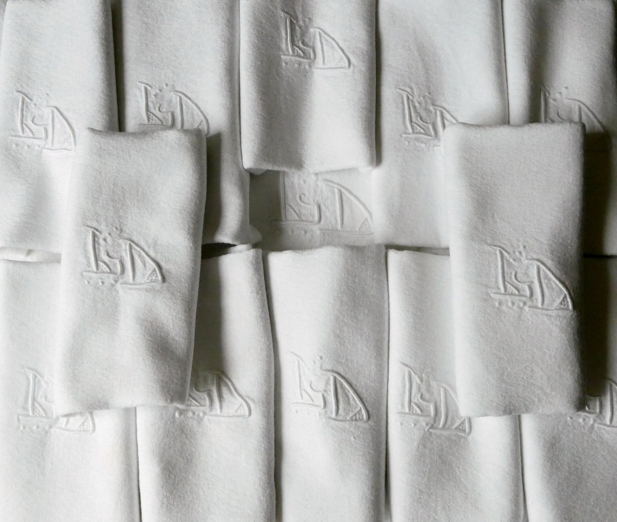Nappe et ses douze serviettes « L D » décor damassé et ajouré, Art Nouveau. 