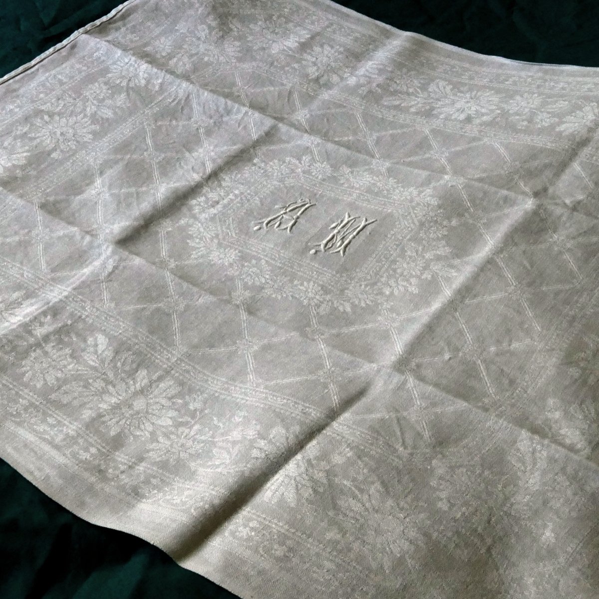 Six grandes serviettes « A H » damassées Art Nouveau. -photo-3