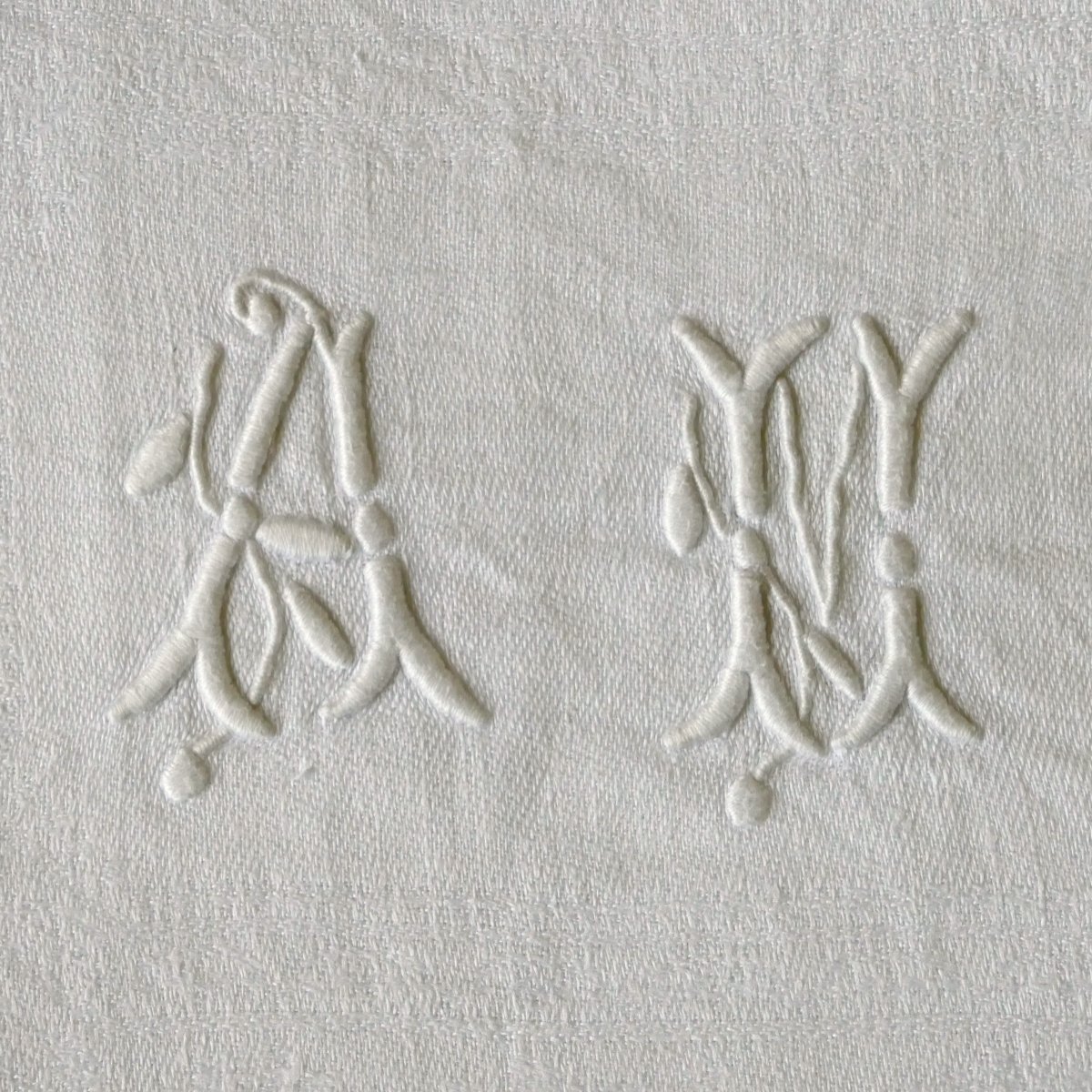 Six grandes serviettes « A H » damassées Art Nouveau. 