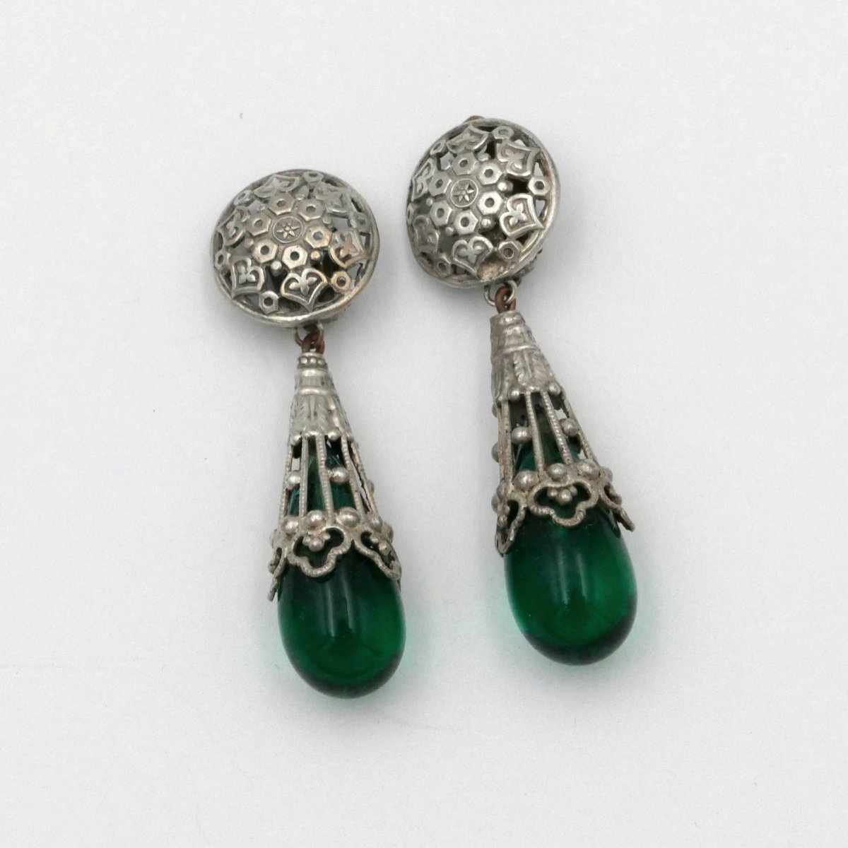 Longues boucles d'oreilles pendantes, gouttes façon émeraude, vers 1940.-photo-2