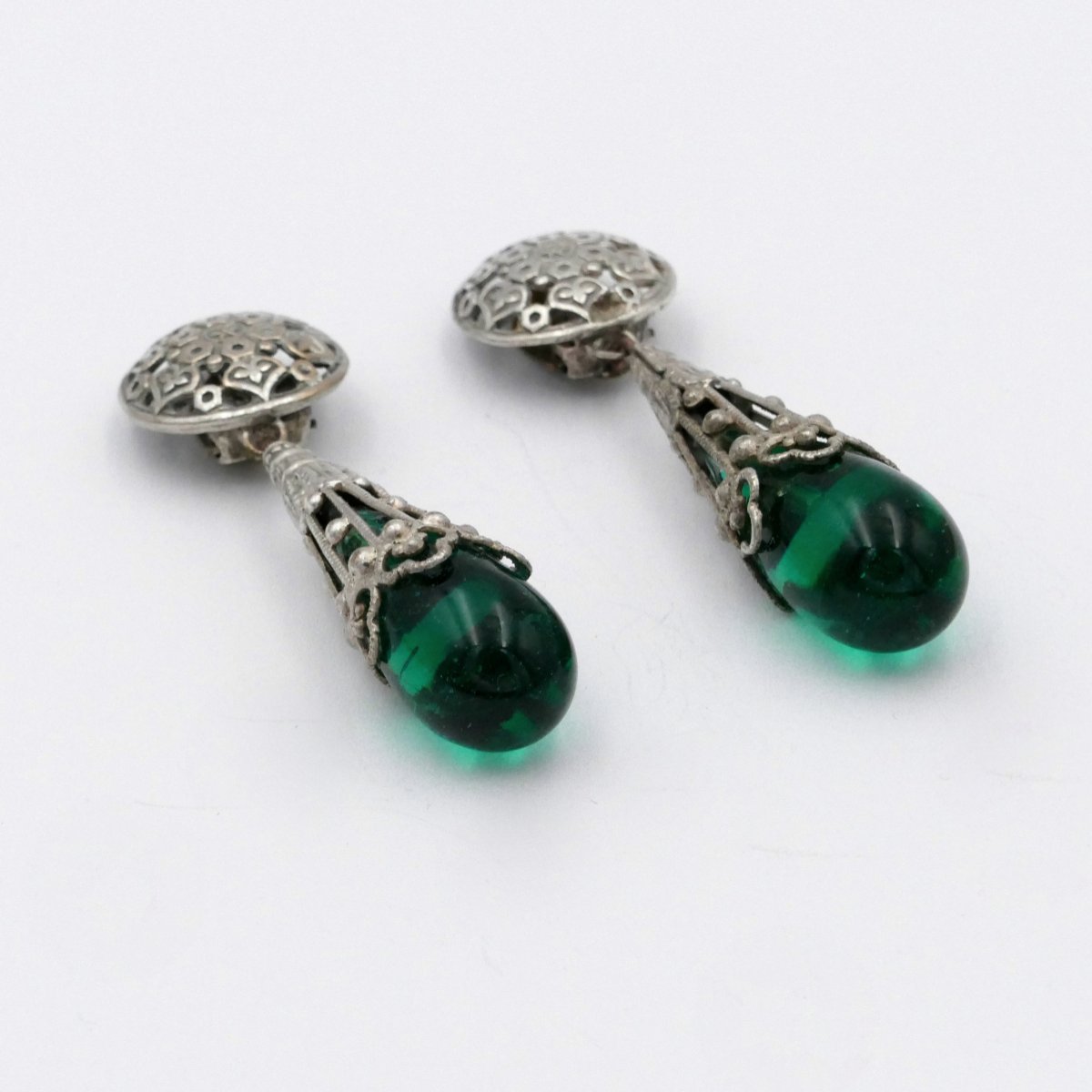 Longues boucles d'oreilles pendantes, gouttes façon émeraude, vers 1940.-photo-3