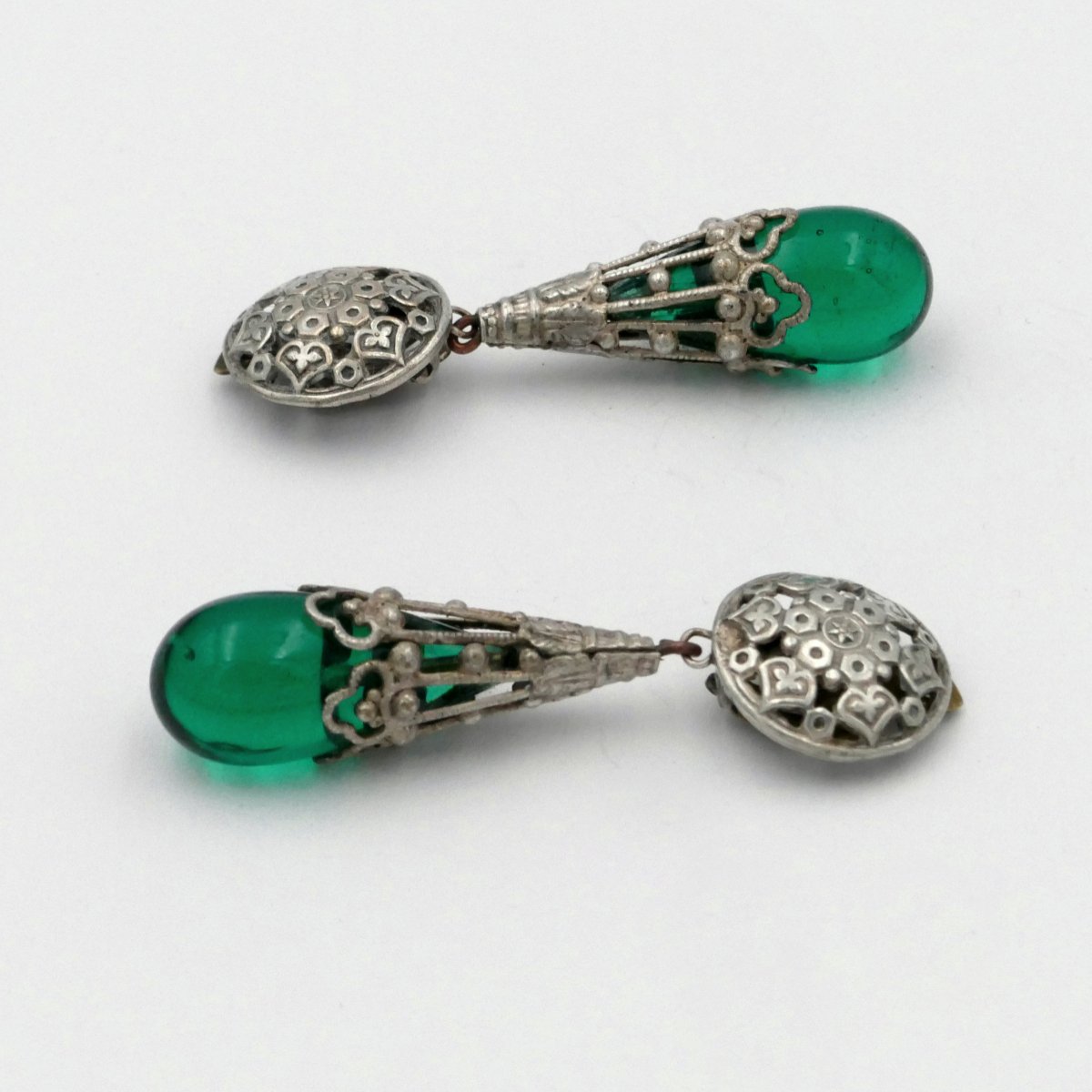 Longues boucles d'oreilles pendantes, gouttes façon émeraude, vers 1940.-photo-4