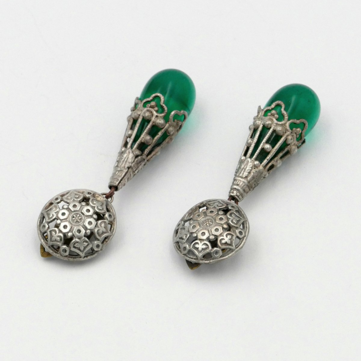 Longues boucles d'oreilles pendantes, gouttes façon émeraude, vers 1940.-photo-1