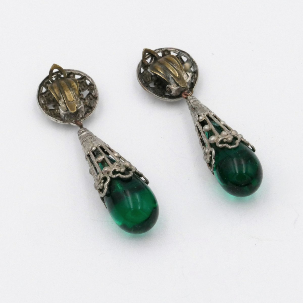 Longues boucles d'oreilles pendantes, gouttes façon émeraude, vers 1940.-photo-2