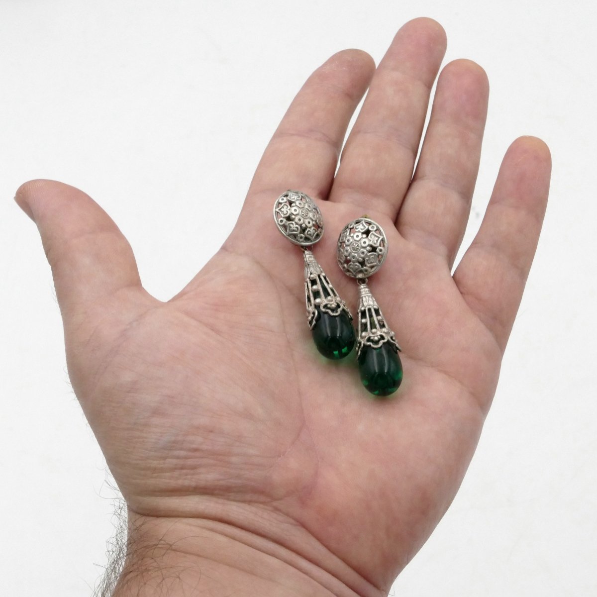 Longues boucles d'oreilles pendantes, gouttes façon émeraude, vers 1940.-photo-3