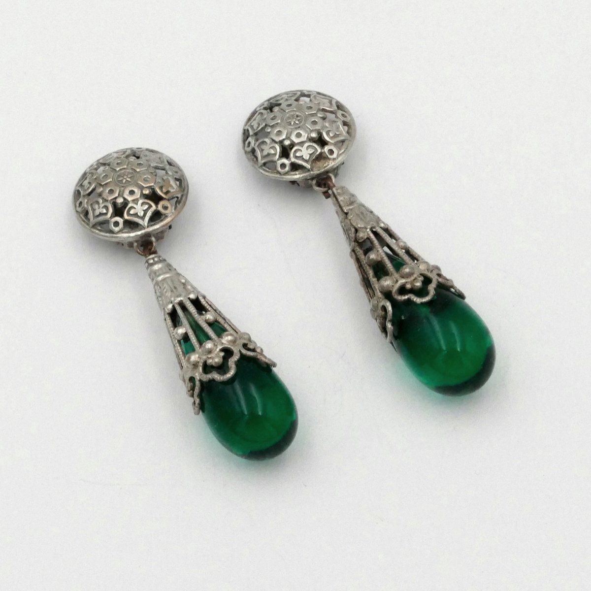 Longues boucles d'oreilles pendantes, gouttes façon émeraude, vers 1940.