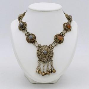 Important Oriental Necklace With Agates, 20th Century.