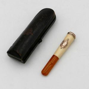 Fume cigarette ambre, vermeil et os en écrin, début XXe siècle.