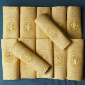 Douze serviettes, jaunes et blanches, monogramme « J E », 1930.