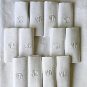 Nappe et ses douze serviettes au riche décor damassé et ajouré, « A P », Art Nouveau. 