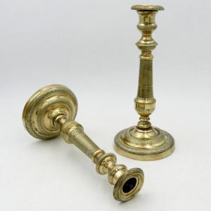 Paire de bougeoirs de style Restauration, bronze et laiton, XIXe siècle.