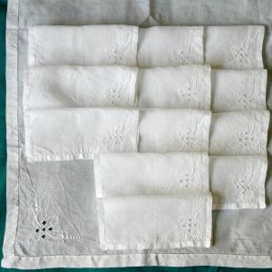 Service à thé, nappe et ses douze serviettes brodées et ajourées, Art Nouveau. 